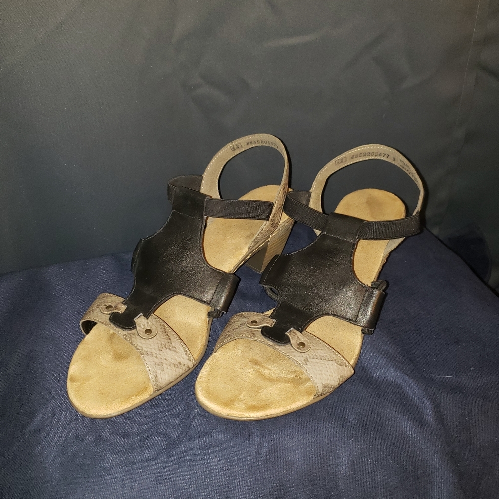 Low heeled sandals